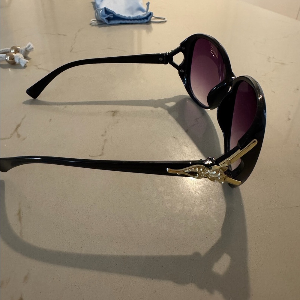 Elegant Black and Gold Women's Sunglasses